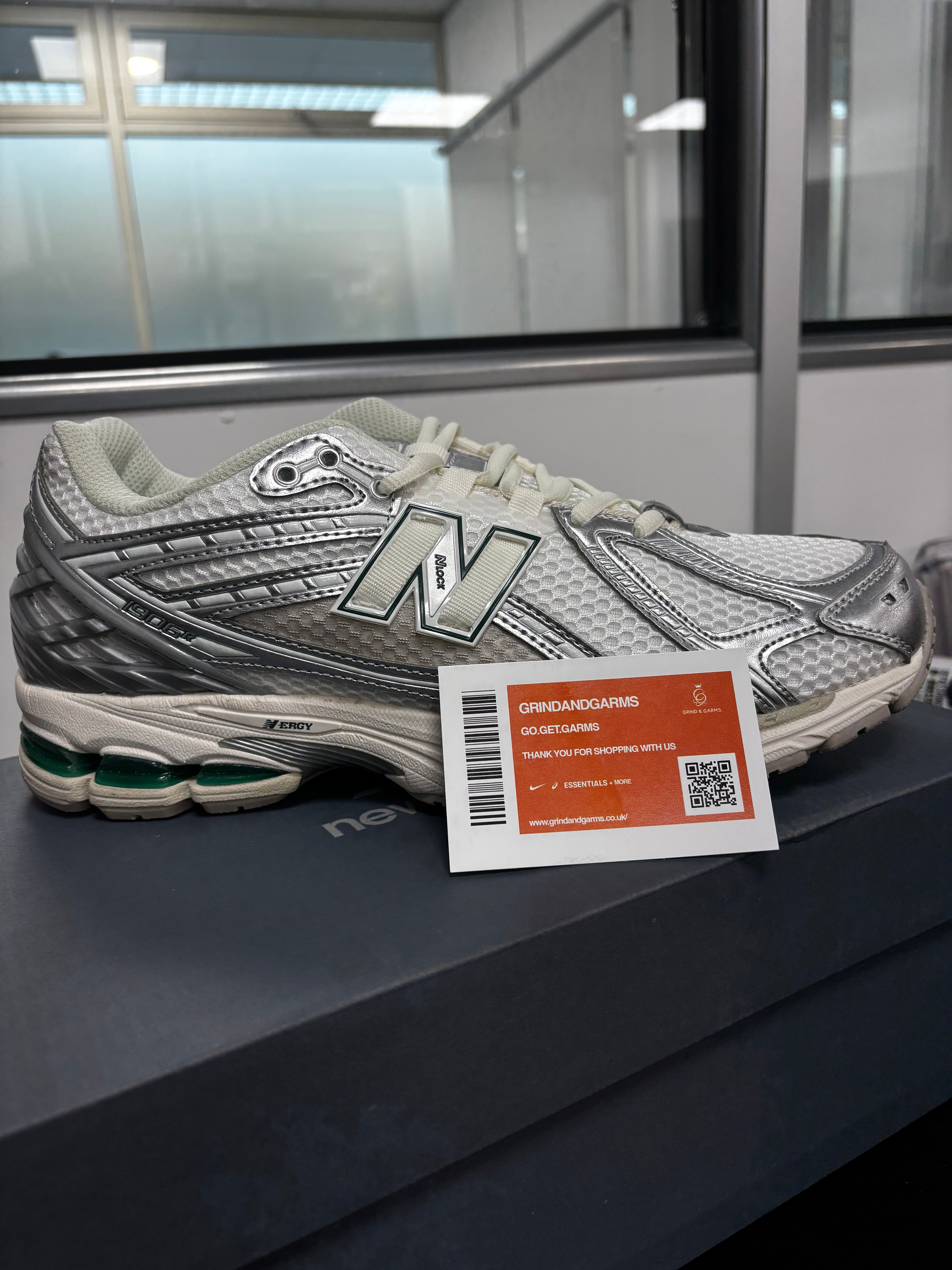 NB 1906r White/silver/green